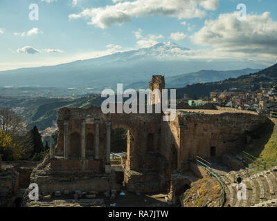 Blick vom Theater in Taormina in Richtung Ätna, Provinz Messina, Sizilien, Italien Stockfoto