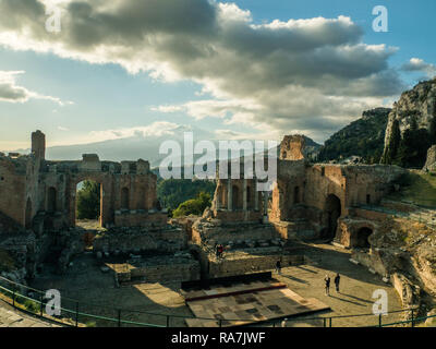Blick vom Theater in Taormina auf den Ätna mit der Küstenstadt Giardini Naxos sichtbar, Provinz Messina, Sizilien, Italien. Stockfoto