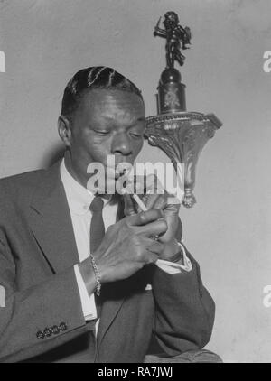 Nat King Cole. 17. März 1919 - 15. Februar 1965. Amerikanischer Jazzpianist und Sänger. Hier bei einem Besuch in Stockholm Schweden 1954 bei einem Auftritt. Foto Kristoffersson. Stockfoto