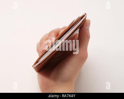 Hand, halten Sie die Karte Geldbörse Stockfoto