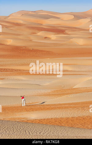 Eine Frau fotografieren Sanddünen der Rub al Khali oder Leere Viertel. Gebietsübergreifende Oman, Saudi-Arabien, die Vereinigten Arabischen Emirate und Jemen, das ist die größte sand Gegend hier is viel Stockfoto