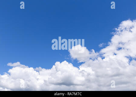 Die weiten blauen Himmel und Wolken Himmel. blauer Himmelshintergrund mit kleinen Wolken. Stockfoto