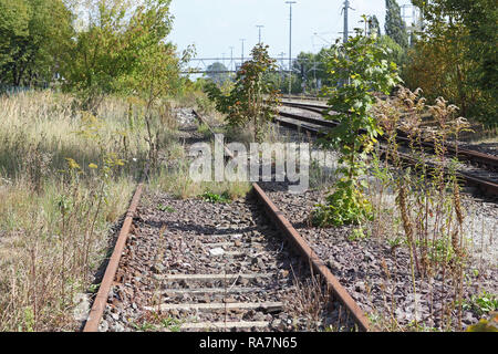 Die stillgelegte Bahnlinie neben den Anschlüssen in Betrieb Stockfoto