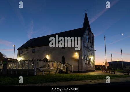 Die Norwegische Kirche in der Dämmerung, Cardiff Bay, Wales Stockfoto