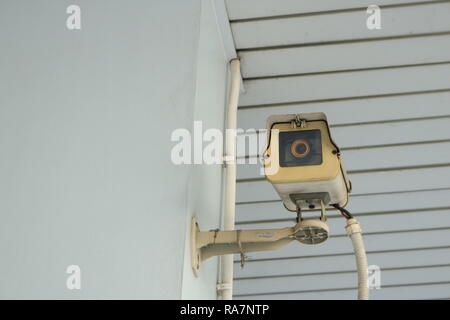 Nahaufnahme des alten CCTV-Kamera an der Wand Stockfoto