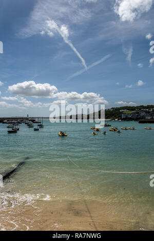 Klares Wasser und blauer Himmel an einem Sommertag St Ives Cornwall GROSSBRITANNIEN Stockfoto