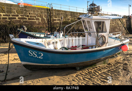 SS2 Fischerboot an einem sonnigen Tag den Hafen von St Ives Cornwall GROSSBRITANNIEN Stockfoto