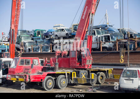 Dubai, Vereinigte Arabische Emirate - November 03, 2018. Die Rückseite der Seehafen. Eine kleine private no name Handelsschiff entlädt alte gebrauchte Autos auf der Stockfoto