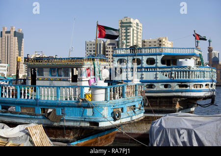 Dubai, Vereinigte Arabische Emirate - November 03, 2018. Die Rückseite der Seehafen. Eine kleine private no name Handelsschiff leert Taschen mit mit Rollen o Stockfoto