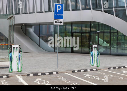 VILNIUS, LITAUEN - November 03, 2018: Moderne Parkplätze und eine Ladestation für elektrische Maschinen der Funken. Das ist die innere ya Stockfoto