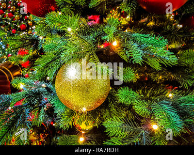 Schöne Weihnachten Hintergrund - glänzende Kugeln auf dem Hintergrund verschwommen Lichter am Weihnachtsbaum mit bokeh Wirkung. Stockfoto
