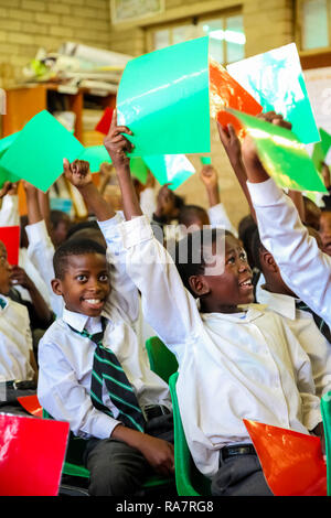 Soweto, Südafrika - 26. Oktober 2011: Afrikanische Kinder in der Grundschule Klassenzimmer Stockfoto