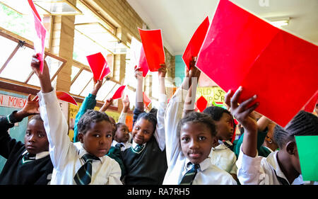 Soweto, Südafrika - 26. Oktober 2011: Afrikanische Kinder in der Grundschule Klassenzimmer Stockfoto