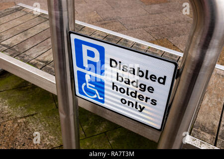 Reservierter Parkplatz für Behinderte Behindertenausweis nur Zeichen UK Stockfoto