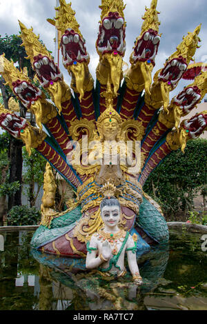 Statuen der buddhistischen Mythologie in einem Brunnen. Buddha mit Naga. Thailand Stockfoto