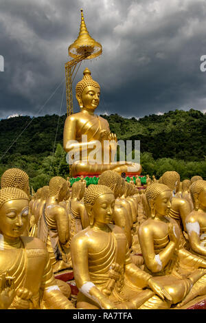 Die tausend goldenen Buddha an Magha Puja buddhistische Memorial Park, Nakhonnayok Provinz, Thailand Stockfoto