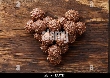 Herzform aus Schokolade Trüffel Bonbons gemacht Stockfoto