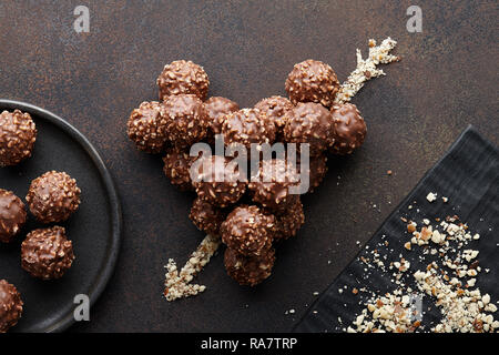 Herzform aus Schokolade Trüffel Bonbons gemacht Stockfoto