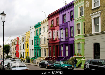 LONDON, ENGLAND, Großbritannien - 02 August: Portobello in London am 02 August, 2008. Bunte Häuser auf der Portobello in London, England, UK. Stockfoto