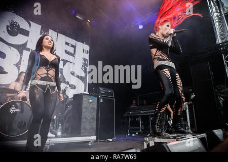 Die amerikanische heavy metal band Butcher Babies führt ein Live Konzert in der dänischen Heavy Metal Festival Copenhell 2015 in Kopenhagen. Zwei der Band frontwomen sind Heidi Schäfer (R) und Carla Harvey (L). Dänemark, 18/06 2015. Stockfoto