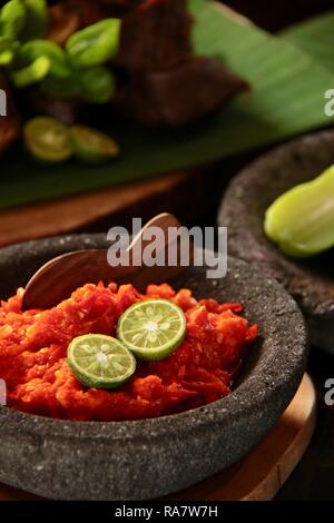 Sambal Oelek Terasi. Traditionelle indonesische gewürzkraut von red chili und fermentierten Garnelen einfügen. Auf einem Steinzeug Mörtel serviert. Stockfoto