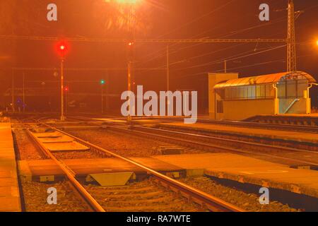 Einen kleinen dachlosen Bahnhof bei Nacht in der Tschechischen Republik. Hinzugefügt haze Effekt. Stockfoto