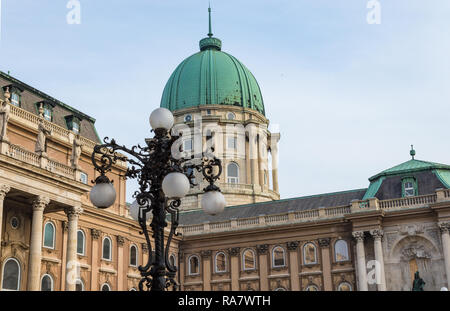 Low Angle View dekorative alte Lampe post in Buda Castle Grounds Stockfoto