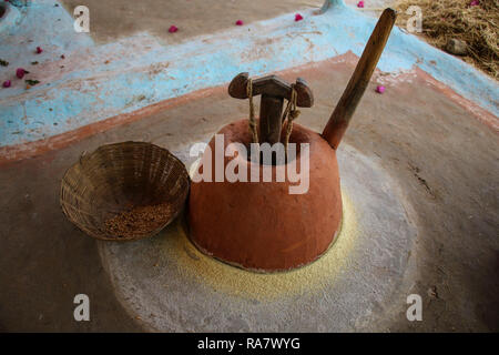 Der traditionelle Weg der Mahlen von Getreide von Hand in das Dorf um Khajuraho, Indien Stockfoto