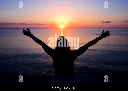 Frau Liegewiese am Ufer des Sees. Stockfoto