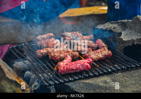 BBQ Cevapi rostilj Rindfleisch bosnische Küche Kochen auf dem Grill Stockfoto