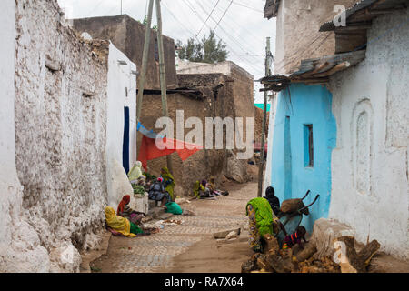 Harar/Äthiopien - 04 Mai 2017: Frauen Gemüse verkaufen auf einer Straße in der Stadt Harar, Äthiopien. Stockfoto