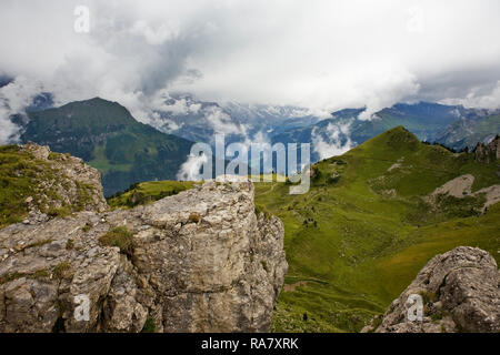 Blick über Schynige Platte vom Gipfel des Oberberghorn: Männlichen und das Lauterbrunnental in der Ferne. Berner Oberland, Schweiz Stockfoto