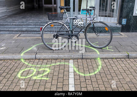 Fahrrad geparkt, angekettet an ein Straßenschild, davor die Kennzeichnung der Polizei, der nach einem Verkehrsunfall mit einem Radfahrer, 02 ist die Kennzeichnung für die a Stockfoto