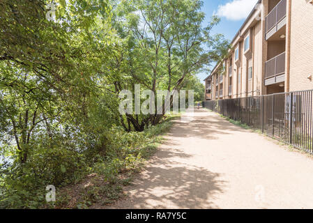 Apartment Gebäude in der Nähe von Nature Trail in der Innenstadt von Austin, Texas Stockfoto