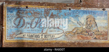 Dr. Pepper Werbung auf Wand der alten Laden in Van Alstyne, Texas Stockfoto