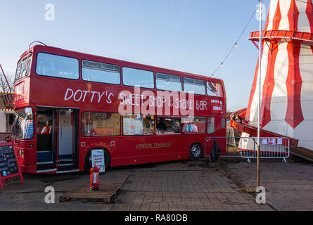 Helter Skelter und Michaelas Sweet Shop roter Bus Stockfoto