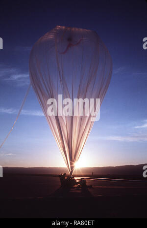 1979 - Mitglieder des Ballons Forschung und Entwicklung Test Zweig, Luftwaffe Geophysik Labor, bereiten Sie eine Helium-gefüllten Ballon als dawn Breaks. Stockfoto