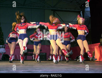 Die Dallas Cowboys Cheerleaders durchführen, während der verteidigungsminister Holiday Tour 2000, im Hangar 3 an der Air Base Ramstein, Deutschland, am 17. Dezember 2000. Stockfoto