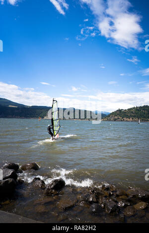 Die Surfer beim Spaziergang mit Segel unter dem frischen Wind am Columbia River in der Hood River - das Zentrum der Windsurfen als professioneller spo Stockfoto