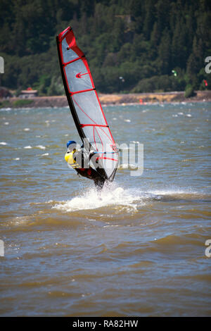 Die Surfer beim Spaziergang mit Segel unter dem frischen Wind am Columbia River in der Hood River - das Zentrum der Windsurfen als professioneller spo Stockfoto