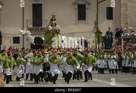 Madonnenfest auf dem Platz in Sulmona. Traditionelle Osterferien. Sulmona, Provinz L'Aquila, Abruzzen, Italien, Europa Stockfoto