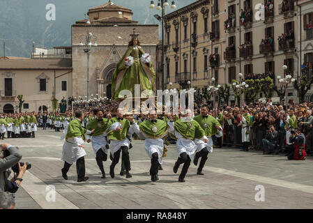 Madonnenfest auf dem Platz in Sulmona. Traditionelle Osterferien. Sulmona, Provinz L'Aquila, Abruzzen, Italien, Europa Stockfoto