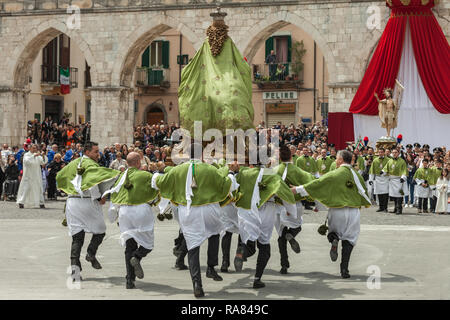 Madonnenfest auf dem Platz in Sulmona. Traditionelle Osterferien. Sulmona, Provinz L'Aquila, Abruzzen, Italien, Europa Stockfoto