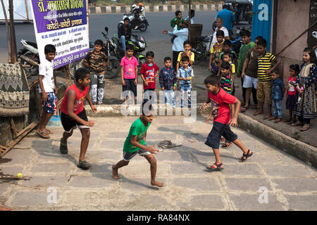 Mumbai, Maharashtra/Indien - 10. Dezember 2017: spielende Kinder Lagori, ein traditionelles Kinder € ™ s Spiel, bei dem zwei Mannschaften ein Haufen Steine zu schlagen versuchen. Stockfoto