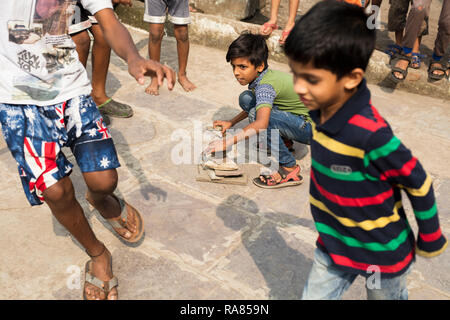 Mumbai, Maharashtra/Indien - 10. Dezember 2017: spielende Kinder Lagori, ein traditionelles Kinder € ™ s Spiel, bei dem zwei Mannschaften ein Haufen Steine zu schlagen versuchen. Stockfoto