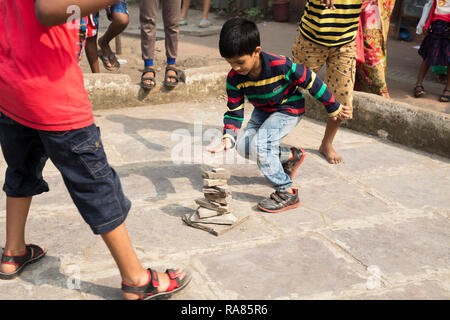 Mumbai, Maharashtra/Indien - 10. Dezember 2017: spielende Kinder Lagori, ein traditionelles Kinder € ™ s Spiel, bei dem zwei Mannschaften ein Haufen Steine zu schlagen versuchen. Stockfoto