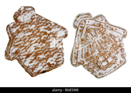 Hausgemachte Weihnachtsplätzchen in der Form der Häuser aus Mürbeteig ausrollen und Zuckerguss. Auf weissem studio Makro Set isoliert Stockfoto