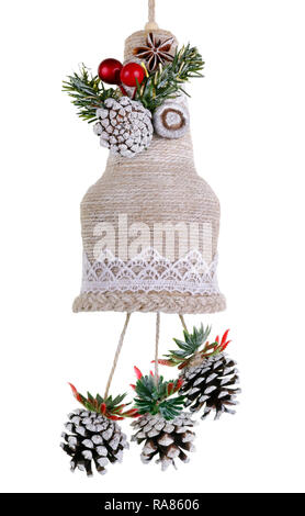 Weihnachten handgefertigte Schallstück aus Flasche Seil und Kegel im ländlichen Stil. Auf weissem studio Makro isoliert Stockfoto