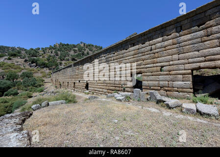 Abschnitt des 90 Meter langen und 15 Meter hohen Halle des Hellenismus, antike Stadt Alinda, Caria, Anatolien, Türkei. Die beeindruckende Struktur, die Stockfoto