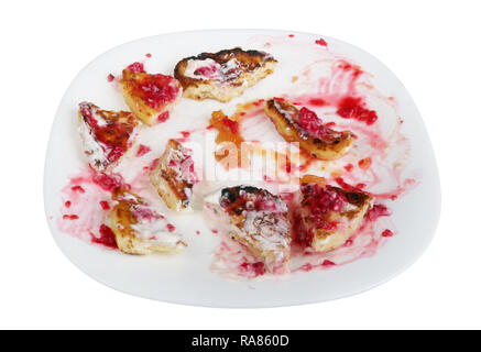 Gegessen Reste von fried Quark Pfannkuchen mit Marmelade auf einem weißen Teller. Isolierte studio Essen closeup Stockfoto